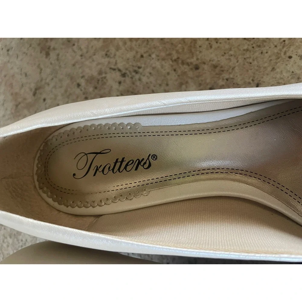 Trotters Womens Beige Leather Low Pump w/1.75